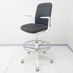 カフェエリア/リフレッシュエリア/ABW　オカムラ（OKAMURA）製　ライブスエントリーチェア（Lives Entry Chair）　肘付き　ローバック　クッションタイプ　■デザインアーム（固定肘）　■グレー×ホワイトフレーム