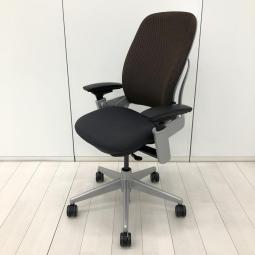 【ゆとりのある座り心地で調整機能も充実！】■スチールケース　リープチェア　可動肘付　ブラウン　プラチナフレーム　■座れば分かるファーストインパクト！欧米一番人気のメーカー品！【Steelcase　Leap】★