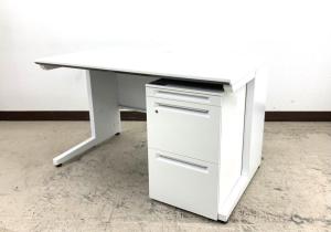 【人気のホワイトカラーの平デスク！定番の幅1200㎜サイズ！起業・移転・増員におすすめ！】■コクヨ(KOKUYO)製　アイエス(iS)シリーズ　平机＋ワゴンセット　引き出し無し　W1200×D700㎜　■ホワイト　※ワゴンは在庫状況によってシリーズが変動致します。
