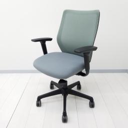 【シルフィの座り心地を低コストで再現！腰への負担を減らすS字形状！】■オカムラ(okamura)製　CG-Mチェア　肘付ローバック　背面メッシュ　■可動肘　■グレー×ブラックシェル　【弊社使用欄：A01094234】