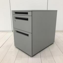 【高さ560㎜】【フリアドデスクや平机の収納力アップに！ファイルや書類の収納に最適な3段ワゴン！】■オカムラ(okamura)製　プロユニット(Pro Unit)シリーズ　3段ワゴン　デスクインワゴン　H560㎜　■シリンダー錠　■シルバー【弊社使用欄：A01093893】