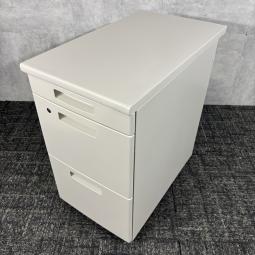 【中古】コクヨ インベント TKG-E47F1N3 脇机 ライトグレー シリンダー錠/3段引出しとオールロック機構を備えた鍵付きサイドキャビネット、書類や事務用品を整理しやすくデスク周りの収納力アップにおすすめのコクヨ製脇机/福岡で中古オフィス家具をお探しならオフィスバスターズ福岡博多店へお気軽にお問い合わせください！