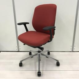 【状態良好品】【前傾チルト機能付き！オカムラ製品で最も人気を集める高機能チェア！】■オカムラ製　シルフィー（Sylphy）　肘付きローバックチェア　■固定肘　■レッド ×ブラックシェル【A01053013】