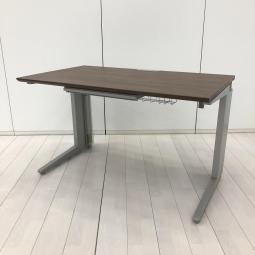 【スタイリッシュなデザインと機能性を兼ね備えたシンプルデスク！】■オカムラ(okamura)製　プロユニット(Pro Unit)シリーズ　平机　W1200×D700㎜　■引き出し付き(中央のみ)　■天板：木目ダーク / L字脚：シルバー　【弊社使用欄：A01094238】