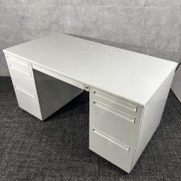 【中古】プラス US-D047KD-D3 両袖机 ホワイト シリンダー錠/左右に収納力のある袖引出しを備えたプラス製両袖デスク、シリンダー錠で書類や私物を管理しやすいホワイトカラーのオフィスデスク/福岡で中古オフィス家具をお探しならオフィスバスターズ福岡博多店へお気軽にお問い合わせください！