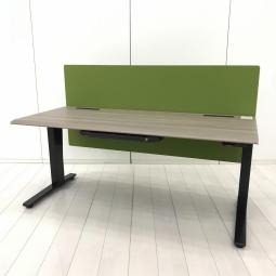 【電動で高さ調整可能・立ち姿勢を取り入れた新しいワークスタイルへ！】■オカムラ(okamura)製　スイフト(Swift)シリーズ　電動昇降デスク　昇降テーブル　平机　W1550×D700×H660～1260㎜　■引き出し付き(中央のみ)　■配線口・パーテーション(グリーン)付　■天板：木目ブラウン・L脚：ブラック　【関東倉庫在庫品】【弊社使用欄：A01069660】【HUL10】