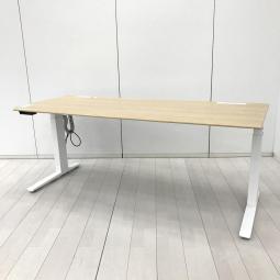 【電動で高さ調整可能・立ち姿勢を取り入れた新しいワークスタイルへ！】■オカムラ(okamura)製　スイフト(Swift)シリーズ　電動昇降デスク　昇降テーブル　平机　W1750×D670×H650～1250㎜　■配線口付　■天板：木目ナチュラル・脚：ホワイト【弊社使用欄：A01076094】
