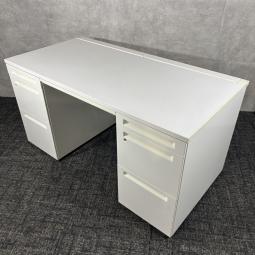 【中古】オカムラ 3V06AH MK28 アドバンス ネオホワイト 両袖机 シリンダー錠/左右の袖収納で高い収納力を実現したオカムラ製両袖デスク、シリンダー錠付きで書類や私物を安全に管理できるネオホワイトカラーのオフィスデスク/福岡で中古オフィス家具をお探しならオフィスバスターズ福岡博多店へお気軽にお問い合わせください！