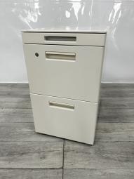 【大人気のコクヨ製GT３段ワゴン入荷！A4書類が2段で収納可能！】■コクヨ（KOKUYO）製　GTワゴンシリーズ　3段ワゴン フリアドワゴン　W390×D500×H650㎜　■シリンダー錠　■ホワイト(T8)
後ろ側の角がないタイプでデスクに当たりにくい！※愛知※名古屋※豊田※三重