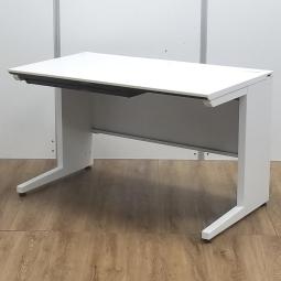 【在庫入れ替え品！】【人気のホワイトカラーの平デスクが入荷！　定番の幅1200㎜サイズ！　ぴったりのワゴンを一緒にご案内させていただく事も可能です！】■コクヨ(KOKUYO)製　アイエス(iS)シリーズ　平机引出し(右)無しタイプ　W1200×D700㎜　■ホワイト7【T9】