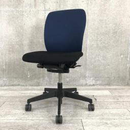 【座る人を選ばない、シンプルスタイルなオフィスの定番シリーズ！把手付きで汚れ対策＆持ち運びラクラク！】■イトーキ（ITOKI）製　フルゴ（fulgo）チェア　肘無ローバック　■背面:ネイビーブルー/座面:ブラック