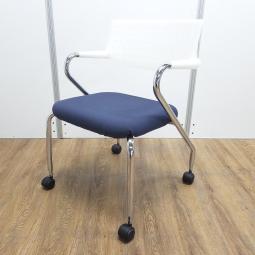 【在庫入替セール品】デザイナーズ家具/オススメ　ヴィトラ（Vitra）製　ビザロール（Visaroll）　スタッキングチェア　ミーティングチェア　ブルーｘホワイト　背面樹脂メッシュ　固定肘　キャスター付