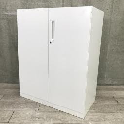 【収納物がひとめで分かる両開き戸タイプのホワイト書庫！】■コクヨ(KOKUYO)製　エディア(EDIA)シリーズ　両開き書庫　ローキャビネット　H1100㎜　■シリンダー錠　■ホワイト　【弊社使用欄：A01091442】