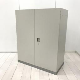 【オフィスの書類をスッキリ整理！取っ手がどの方向からでも開くマルチハンドル！】■オカムラ(okamura)製　レクトライン(Rectline)シリーズ　両開き書庫　ローキャビネット　新型　■シリンダー錠　■ニューグレー【CUL9】【関東倉庫在庫品】【弊社使用欄：A01069410】