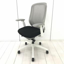 【オカムラ製品で最も人気を集める高機能チェア！】■オカムラ(okamura)製　シルフィー(Sylphy)チェア　肘付ハイバック　背面メッシュ　■可動肘　■背面：ライトグレー × 座面：ブラック × ホワイトシェル