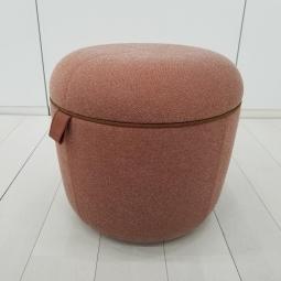 【カフェコーナーやラウンジスペースにおすすめ！温かみのあるテラコッタカラーが空間のアクセントに！】■オカムラ（okamura）製　ライブス（Lives）シリーズ　スツール　ミーティングポッド　ラウンジスツール　■W450×D450×H420㎜　■テラコッタ　【CU】【関東倉庫在庫品】【弊社使用欄：A01094252】