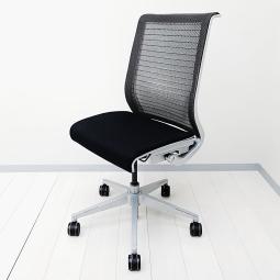 【あなたの「座る」を考える！ワイヤー構造が体を支える、有名海外メーカー製の定番チェア！】■スチールケース(Steelcase)製　シンク(think)チェア　肘無ハイバック　メッシュバックタイプ(3Dニット)　■ブラック×シルバーフレーム/612685　オフィスバスターズ　水戸サテライト　大子町　北茨城市　高萩市　日立市　常陸太田市　常陸大宮市　那珂市　東海村　ひたちなか市　城里町 水戸市　笠間市　茨城町　大洗町　小美玉市