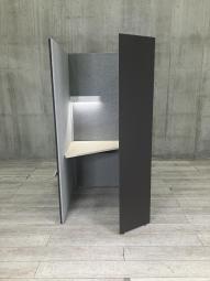 【左開口】【ワーカーの集中を高める省スペースなワークブース！高さ1920mmタイプ】■オカムラ(okamura)製　ドレープシリーズ（drape）　テトラタイプ　1人用ブース 　ソロワークブース（W1000/D1000/H1920）■ライトつき　■色： ブラウン（内側：ライトグレー）【ABW商材】【関東倉庫在庫品】【弊社使用欄：A01094908】