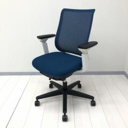 【在庫入替セール品!(本在庫限定価格)】【テレワークにも最適!快適な座り心地と充実機能!】■コクヨ(KOKUYO)製 ミトラ(Mitra)チェア ローバック ■背面:メッシュ 座面:クッション ■可動肘付き ■プルシアンブルー ×ホワイトシェル【弊社使用欄:A01078202】【HU】