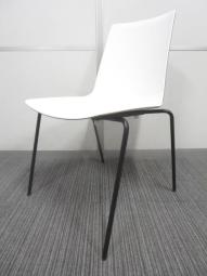 【カフェスペースにもフィットするオシャンティなデザイン！】■wiesner hager(ウィスナーハーガー) 　linkage(リンケージ)シリーズ　スタッキングチェア　ホワイト　ブラック脚