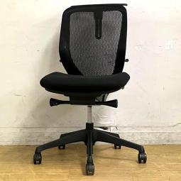 【9月9日入荷予定】【在庫入替セール】オカムラ　シルフィ　ローバック　背：メッシュ　肘無しモデル　ブラック×ブラックフレーム　ハンガー付き　前傾機能がウリの高機能チェア【愛知・名古屋・豊田・静岡・浜松】