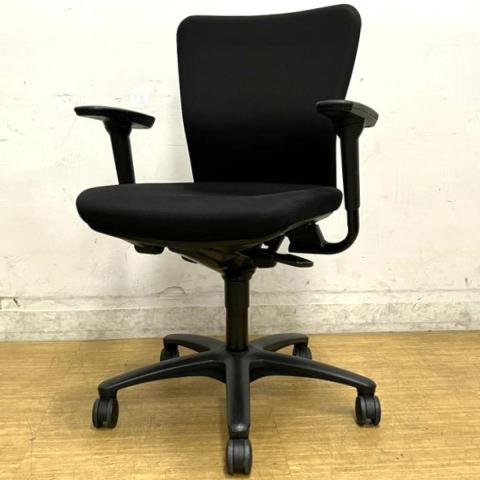 【9月9日入荷予定】オカムラ　カロッツァ　肘付きチェア　ローバックモデル　アジャストアーム　張地ブラック×フレームブラック【愛知・名古屋・豊田・静岡・浜松】