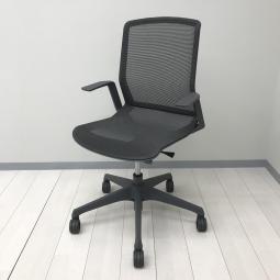 【究極の軽さ！シンプルな機構と優れたデザインの軽快なオフィスチェア！】■オカムラ(okamura)製　シナーラ(CYNARA)チェア　 肘付き　ローバックチェア　■背・座面メッシュ　■デザインアーム付き　■ダークグレー　【弊社使用欄：A01095477】