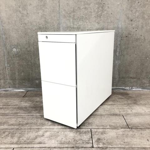【9/8(火)入荷予定商品！】【手狭なオフィスでも使いやすいスリムタイプ！デスク下に置いて収納アップ！】■オカムラ(okamura)製　ワークツールシリーズ　スリムキャビネット　3段ワゴン　脇机　W390×D700×H650㎜　■シリンダー錠　■ホワイト　※前アジャスター/後キャスター仕様