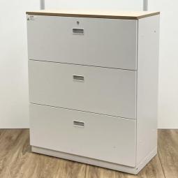 【在庫セール品：1台限定】（T9）■イトーキ(ITOKI)製　シンライン (THIN LINE)シリーズ　3段ラテラル書庫　ローキャビネット　新型　H1120mm　■シリンダー錠　■天板：木目調ナチュラル/ホワイト【A4ファイルも沢山収納可能！ホワイトカラーの人気シリーズ３段ラテラル書庫！】