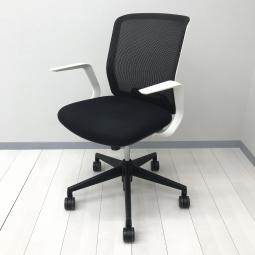 【在庫入替セール品！（本在庫限定価格）】【ローコストながら座り心地抜群！背面メッシュのスタンダードチェア！】■ウチダ(UCHIDA)製　カリッサ(Carissa)チェア　肘付　ローバック　背面メッシュ　■固定肘　■ブラック×ホワイトシェル　【弊社使用欄：A01076657】【HU】