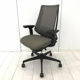 【在庫入れ替えセール品】【様々な体系や姿勢にも柔軟にフィット！座り心地抜群の肘付きハイバックチェア！】■コクヨ(KOKUYO)製　デュオラ(Duora)チェア　肘付ハイバック　背面メッシュ　■可動肘・ランバーサポート付き　■ブラウン