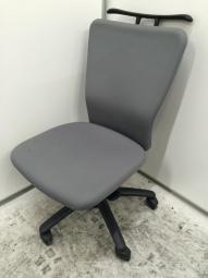 【外部倉庫在庫品】【中古】オカムラ カロッツァ 肘無ローバックチェア コートハンガー付き グレー ロット商品/オカムラの定番オフィスチェア「カロッツァ」！肘なしローバック・コートハンガー付きで使いやすい中古チェアです。複数台まとめて揃えやすいロット商品！/福岡で中古オフィス家具、オフィスチェアをお探しならオフィスバスターズ福岡博多店へお気軽にお問い合わせください！　#格安　#オフィスチェア