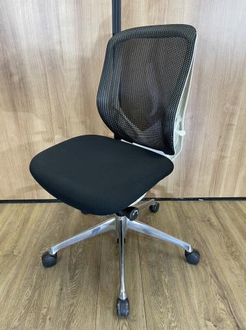 【中古】シルフィーメッシュ  オカムラ（okamura） 肘無ローバックチェア