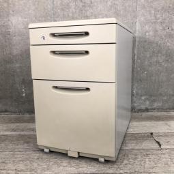 【定価約9万円】【定価約9万円】【天板の把手とキャスターで移動がらくらく！シンプルでスタンダードな3段ワゴン！】■オカムラ/SD　■3段ワゴン　■ライトグレー　■シリンダー錠　W395　D575　H610