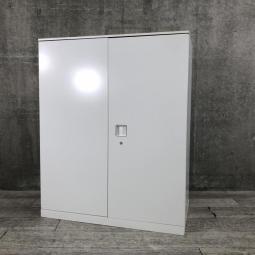 【オフィスの書類をスッキリ整理！取っ手がどの方向からでも開くマルチハンドルが人気！】■オカムラ（okamur）製　レクトライン（Rectline）シリーズ　両開き書庫　ローキャビネット　H1120㎜　■天板・ベース付き　■シリンダー錠　■ホワイト