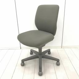 【体にフィットするダブルクッション構造！快適さと集中力をキープ！】■コクヨ(KOKUYO)製　セディスタ(SEDISTA)チェア　肘無ローバック　クッションタイプ　■アッシュグレー×グレーシェル