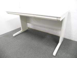 【9/8(火)入荷予定商品！】【定番サイズ1200㎜の平デスク！シンプルで使いやすい人気仕様！ 】■オカムラ（okamura）　ビラージュ（VILLAGE）デスク　平机　引き出し付き　■1200×D700×H700㎜　■ホワイト