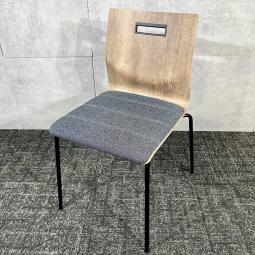 【定価約6万円】【テーブルやカウンターに合わせて！リフレッシュスペースを演出！】■オカムラ/スイープ　■スタッキングチェア　■ナチュナルブラウン

4脚までスタッキング可能。
4本脚 座パッドタイプ(ブラックフレーム) シェルカラー(ソーンオークシェル)