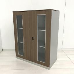 【希少なガラス扉に高級感溢れる木目調ブラウンカラーのレアな両開き書庫が入荷！】■オカムラ(okamura)製　レクトライン(Rectline)シリーズ　両開き書庫　ローキャビネット　■ガラス扉　■天板・扉：木目ブラウン/側：シルバー