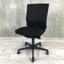【長時間のデスクワークもランバーが快適にサポート！オフィスの定番チェア！起業や入替に！】■オカムラ（okamura）製　エスクード（ESCUDO）チェア 　肘無ハイバックチェア　■ブラック　【弊社使用欄：A01095931】