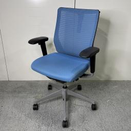 【在庫入れ替えセール品】【しっかりクッションで身体をサポート！高機能で長時間のデスクワークも快適！】■オカムラ（okamura）製　コーラル(Choral)チェア　肘付　ミドルバック　背面メッシュ　■可動肘・ハンガー付き　■アクアブルー