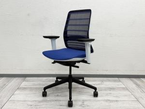 【在庫入替セール品！（本在庫限定価格）】【人間工学に基づいた快適な座り心地！】 ■KOPLUS（コプラス） トニックチェア 肘付き ブルー ■身体をしっかり支える高機能ワークチェア！ ■長時間座っても疲れにくい人気モデルです！【KOPLUS Tonic】★