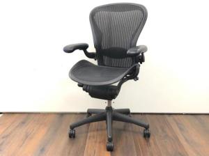 【定価約27万円】【世界中のワーカーを魅了！オプションフル装備】■ハーマンミラー製　アーロンチェア　Bサイズ　肘付ハイバック　■ブラック　■背・座面メッシュ　■可動肘付(レバー調整)　■Herman Miller　Aeron Chair【外部倉庫在庫】【TH】
