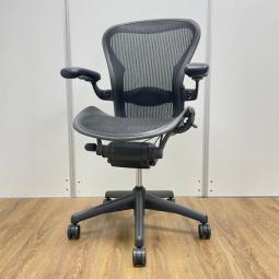 【定価約27万円】【世界中のワーカーを魅了！オプションフル装備】■ハーマンミラー製　アーロンチェア　Bサイズ　肘付ハイバック　■ブラック　■背・座面メッシュ　■可動肘付(ダイヤル調整)　■Herman Miller　Aeron Chair【外部倉庫在庫】【TH】