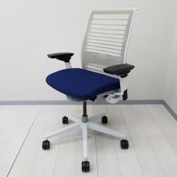 【在庫入替セール品！（本在庫限定価格）】【あなたの座るを考える！ワイヤー構造が体を支える、有名海外メーカー製の定番チェア！】■スチールケース(Steelcase)製　シンク(think)チェア　肘付ハイバック　メッシュバックタイプ(3Dニット)　■可動肘・ランバーサポート付き　■ブルー【弊社使用欄：A01078272】【HU】