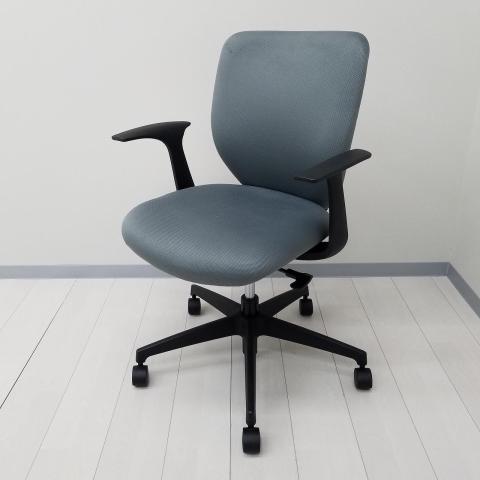 【在庫入替セール品！（本在庫限定価格）】【人の背中を優しく包み込む！コスパ良しのソプラチェア入荷！】■コクヨ(KOKUYO)製　ソプラ(Sopra)チェア　肘付ローバック　クッションタイプ　■固定肘　■スレートグレー×ブラックシェル【弊社使用欄：A01078232】【HU】