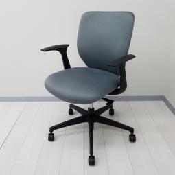 【在庫入替セール品！（本在庫限定価格）】【人の背中を優しく包み込む！コスパ良しのソプラチェア入荷！】■コクヨ(KOKUYO)製　ソプラ(Sopra)チェア　肘付ローバック　クッションタイプ　■固定肘　■スレートグレー×ブラックシェル【弊社使用欄：A01078232】【HU】