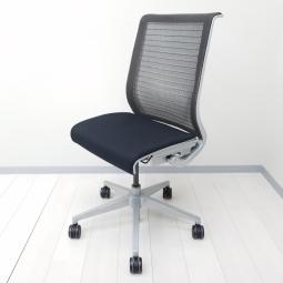 【あなたの「座る」を考える！ワイヤー構造が体を支える、有名海外メーカー製の定番チェア！】■スチールケース(Steelcase)製　シンク(think)チェア　肘無ハイバック　メッシュバックタイプ(3Dニット)　■ブラック×シルバーフレーム　【弊社使用欄：A01092906】