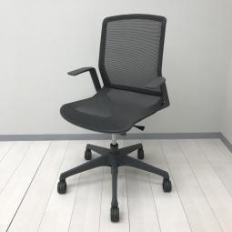 【究極の軽さ！シンプルな機構と優れたデザインの軽快なオフィスチェア！】■オカムラ(okamura)製　シナーラ(CYNARA)チェア　 肘付き　ローバックチェア　■背・座面メッシュ　■デザインアーム付き　■ダークグレー　【弊社使用欄：A01095477】