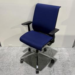 【あなたの座るを考える！ワイヤー構造が体を支える、有名海外メーカー製の定番チェア！】■スチールケース(Steelcase)製　シンク(think)チェア　肘付ハイバック　クロスバックタイプ　■固定肘　■ブルー×ブラックシェル(T9)